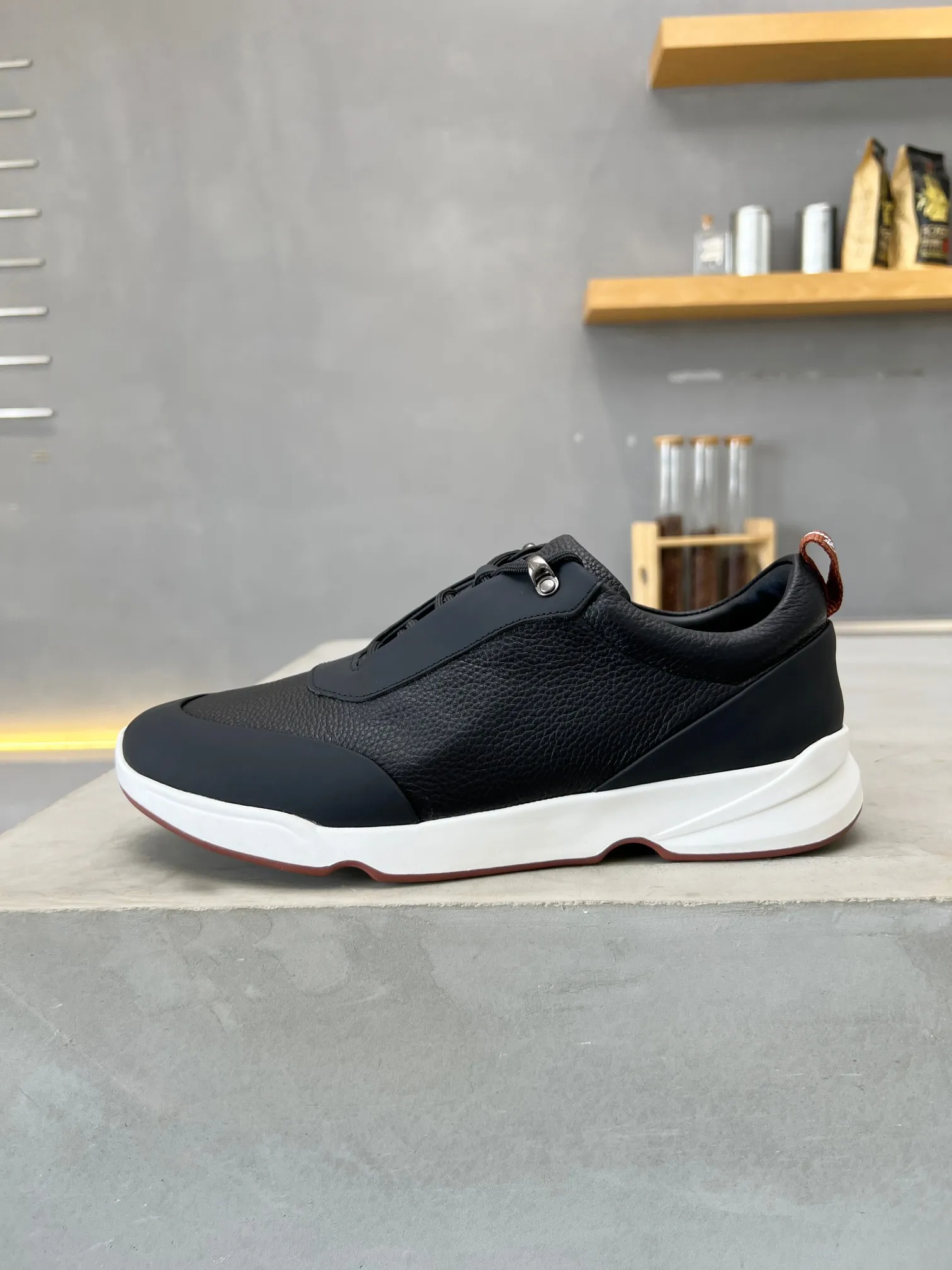 Men's shoes 💰660 🧚‍♂️Loro Piana*👉Top genuine grade👉Buy the original 1:1 copy💯💯💯 Founded the existing Loro Piana company on April 24, 1924. It is now the sixth generation of family business, providing top-quality products to customers who are discerning about taste and quality. ❤️ Imported silk calfskin and South Korean natural cowhide. The interior is made of imported A-grade water-dyed cowhide. 💯💯💯 Original molded base. 💯Authentic packaging code number: 39-46